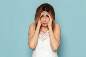 Mujer estresada y agotada