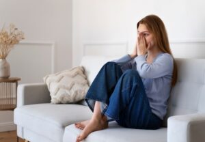 Mujer preocupada en el sofá