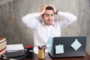Empleado abrumado con mucho trabajo
