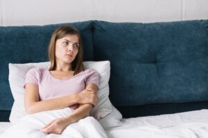 Mujer con insomnio en la cama