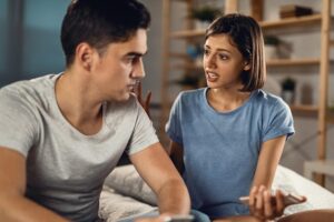 Pareja discutiendo en el dormitorio