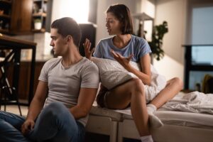 Pareja con problemas ignorándose