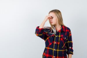 Mujer agotada frotándose la frente